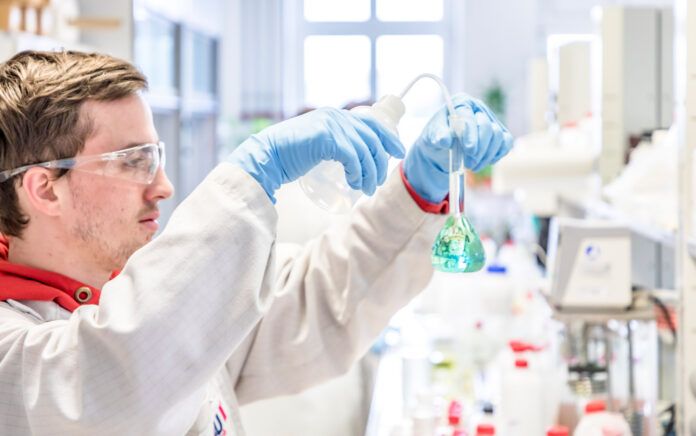 QUKI378_nabu-laboratory-chemist-testing-surface-pretreatment-solutions